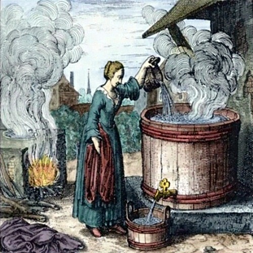 Mujer lavando paños.