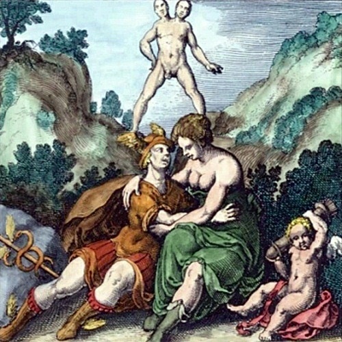 El Rebis bicéfalo entre dos montes.